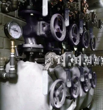 Steam trap station with valves and pressure gauge feeding corrugator heat