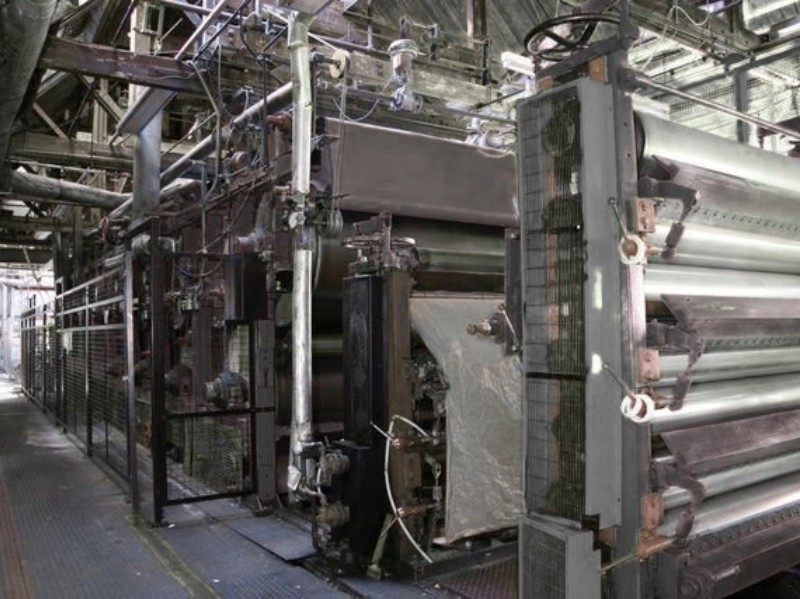 Paper machine dryer section with steam-heated dryer cylinders and steam piping
