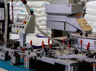 Downstream cutter table and conveying on a plastics extrusion line
